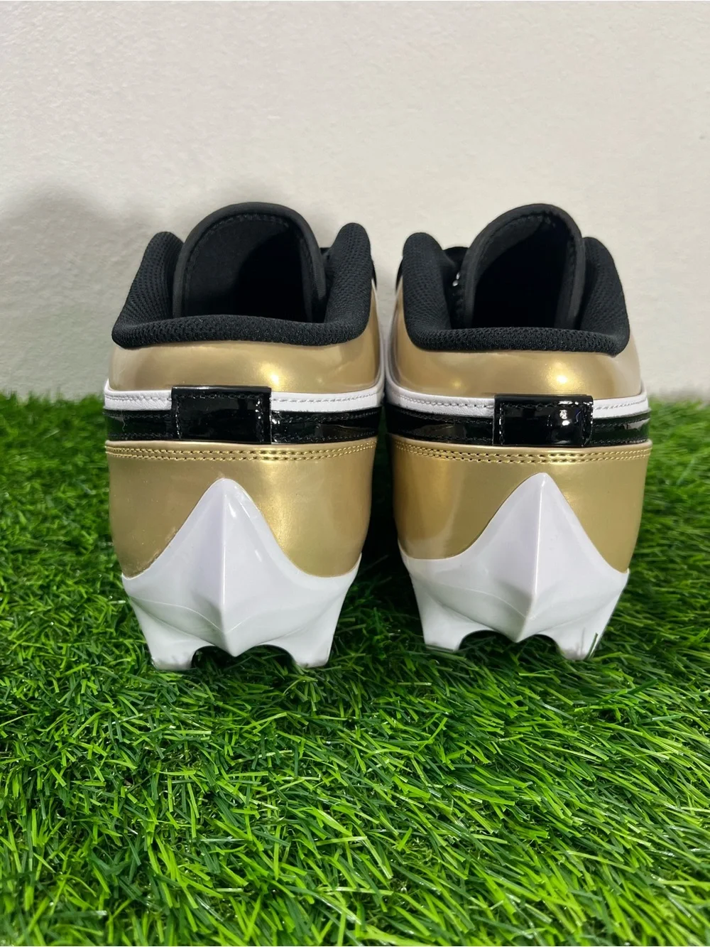 Nike Jordan 1 Low Football cleat FJ6245-701 Metallic Gold Black White size 13